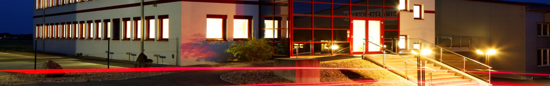 Gebäudefoto Unternehmen Glasfront mit Lichtstreifen Bild der Seite